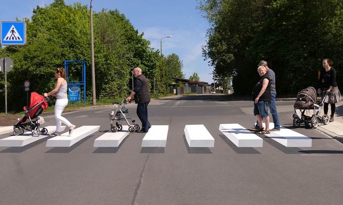 Graffiti-Kunst auf der Straße: Bei diesem 3D-Fußgängerüberweg hat man das Gefühl, als würden die weißen Balken schweben. Foto: bellmannmedia / NHW