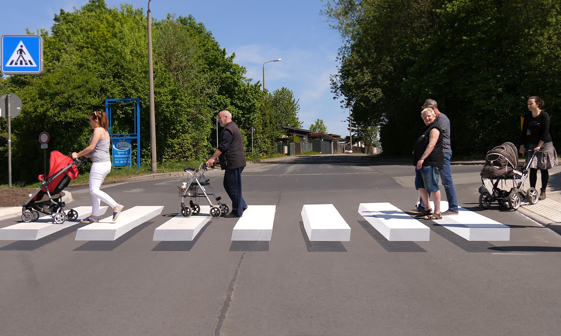 Walperloh Graffiti-Kunst auf der Straße: Bei diesem 3D-Fußgängerüberweg hat man das Gefühl, als würden die weißen Balken schweben. Foto: bellmannmedia / NHW