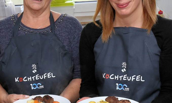 Hinter dem Namen „Die Kochteufel“ steckt eine ehrenamtliche Gemeinschaft von Mieter:innen aus Offenbach. Foto: NHW / Thomas Rohnke