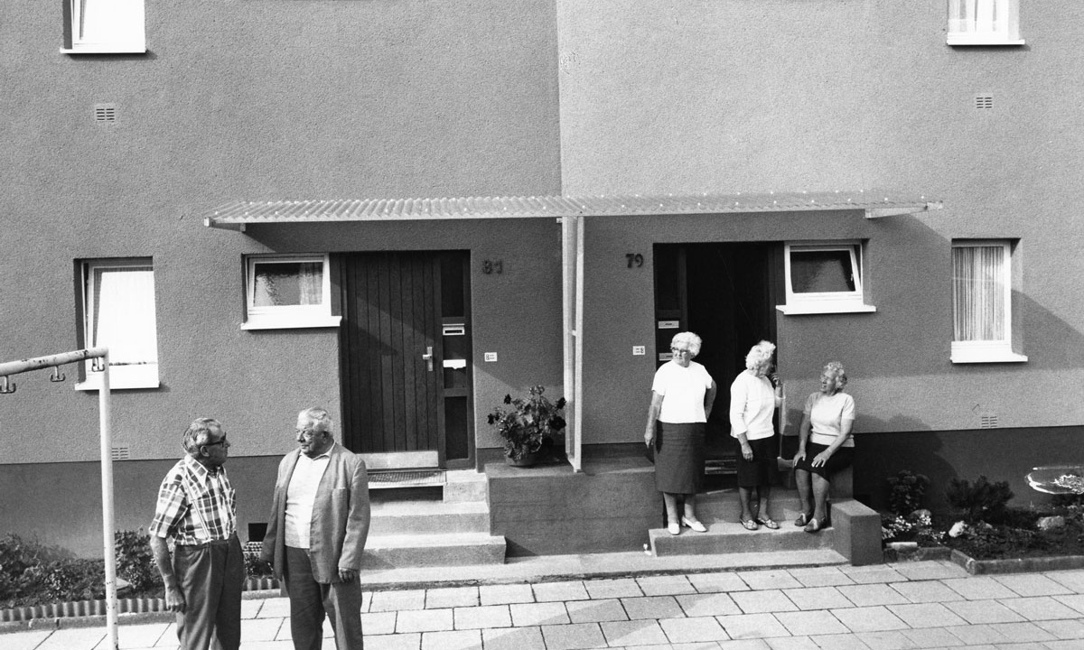 Jeweils sieben zweigeschossige Gebäude bilden eine Häuserzeile in Westhausen. Jeweils sieben zweigeschossige Gebäude bilden eine Häuserzeile in Westhausen.