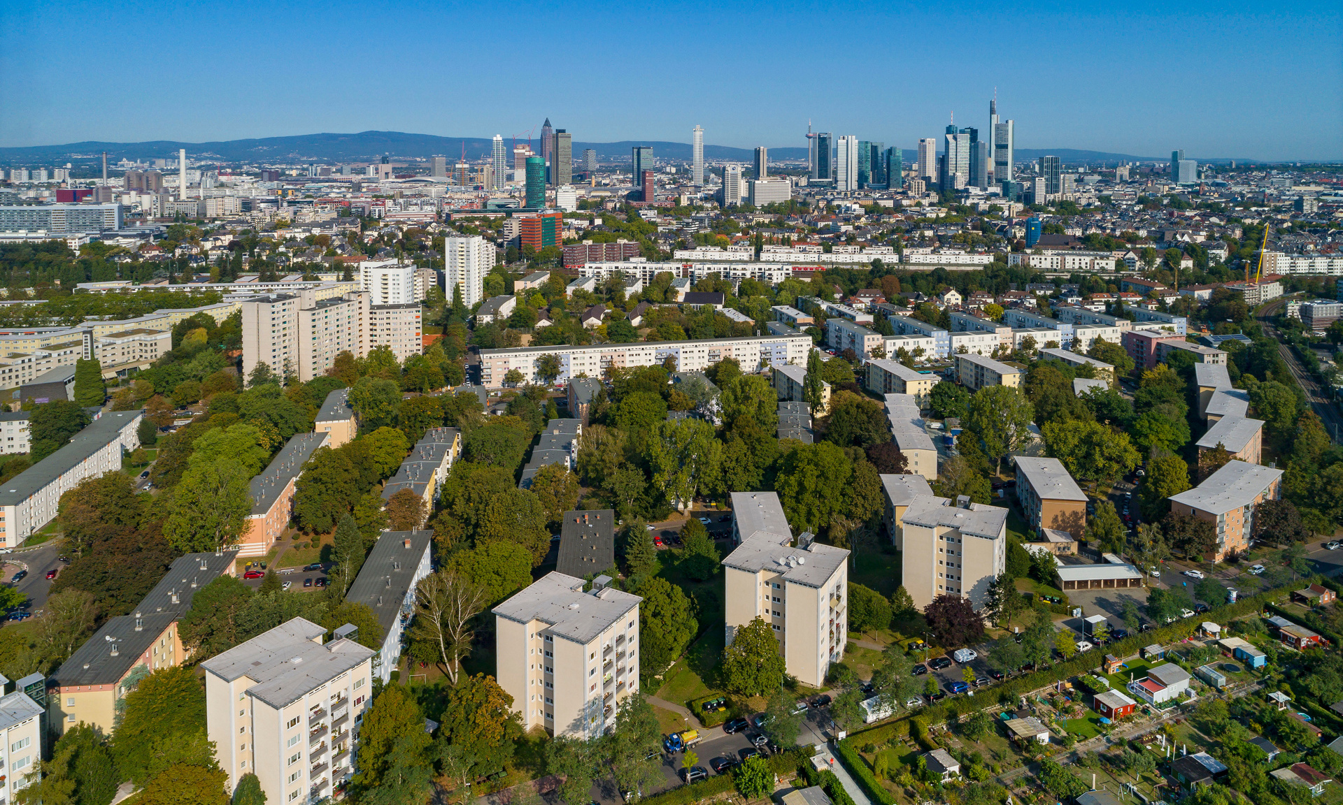 Blick über die Fritz-Kissel-Siedlung auf die Frankfurter Skyline Blick über die Fritz-Kissel-Siedlung auf die Frankfurter Skyline
