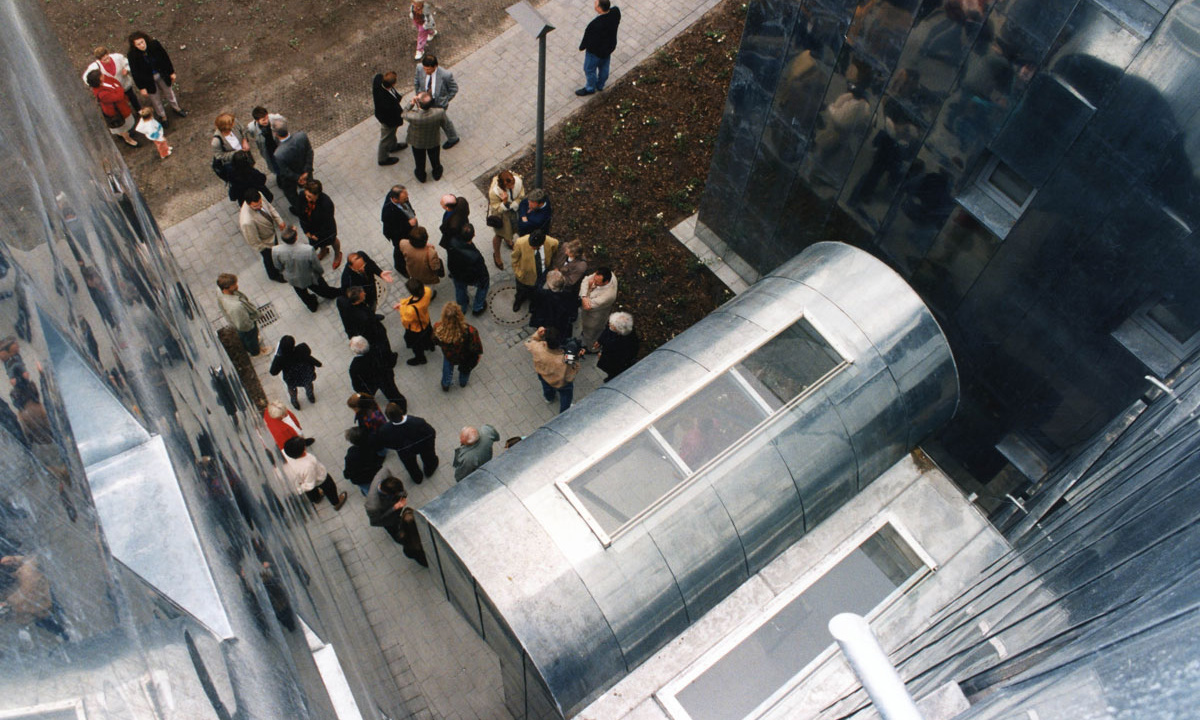 Viele Hauseingänge und Teile der Fassaden sind mit Zinkblech verkleidet (Foto: NHW). Viele Hauseingänge und Teile der Fassaden sind mit Zinkblech verkleidet (Foto: NHW).