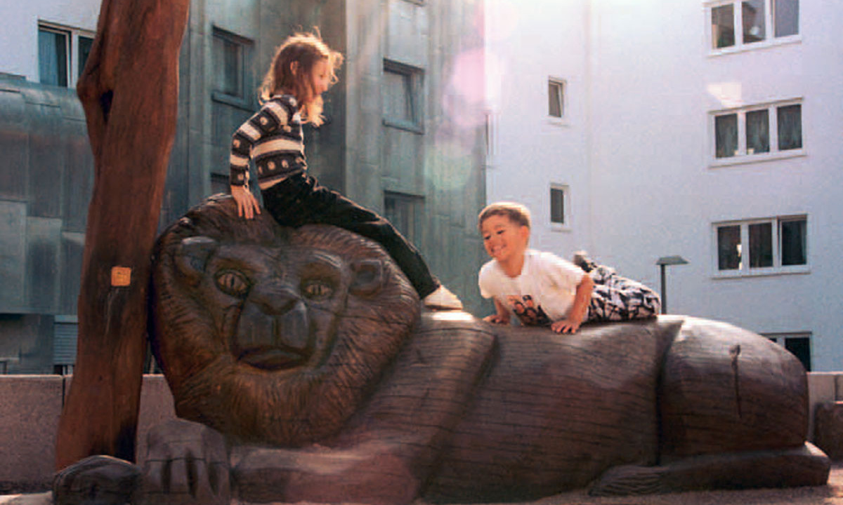 Der (Nassauische) Löwe ist eine Attraktion im Spielbereich der Gehry-Siedlung (Foto: NHW). Der (Nassauische) Löwe ist eine Attraktion im Spielbereich der Gehry-Siedlung (Foto: NHW).